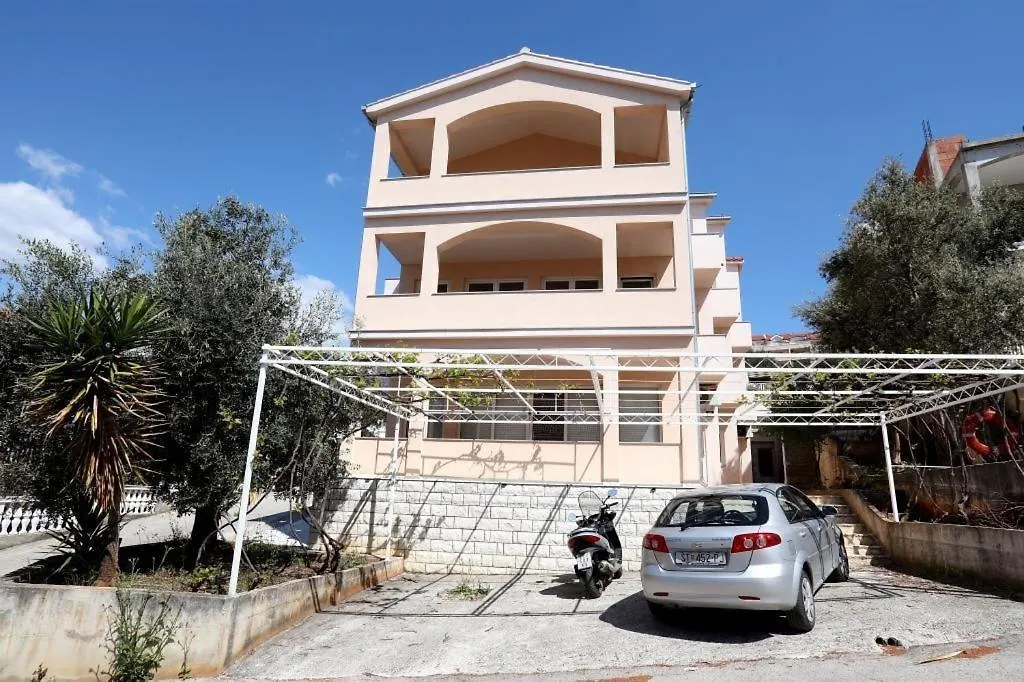 Holiday Apartment In Okrug Gornji With Terrace, Air Conditioning, Wifi, Washing Machine 5059-3 Trogir