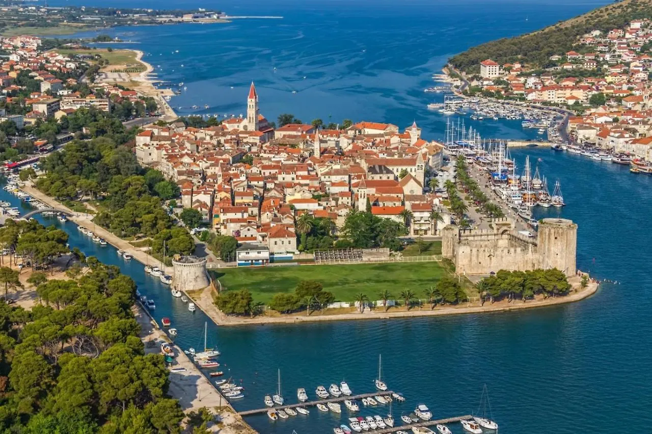 Holiday Apartment In Okrug Gornji With Terrace, Air Conditioning, Wifi, Washing Machine 5059-3 Trogir