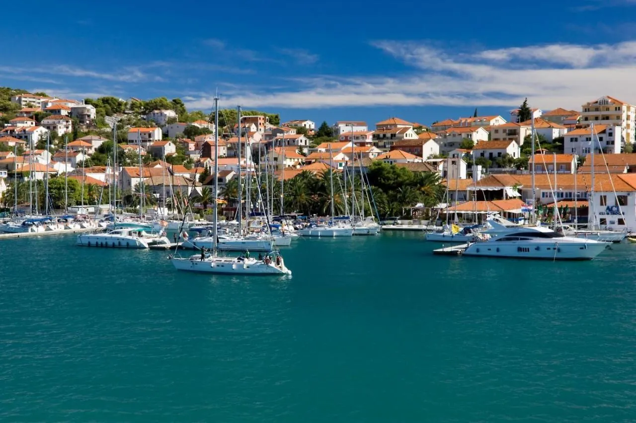 Holiday Apartment In Okrug Gornji With Terrace, Air Conditioning, Wifi, Washing Machine 5059-3 Trogir